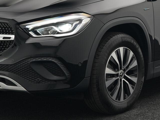 Mercedes-Benz GLA-KLASSE 250 e Style Plug In Hybrid 218pk Dealer O.H PHEV | Trekhaak af Fabriek | Camera | Widescreen Navi | Apple Carplay | BLIS | Parkassist | Sportstoelen Verwarmd |