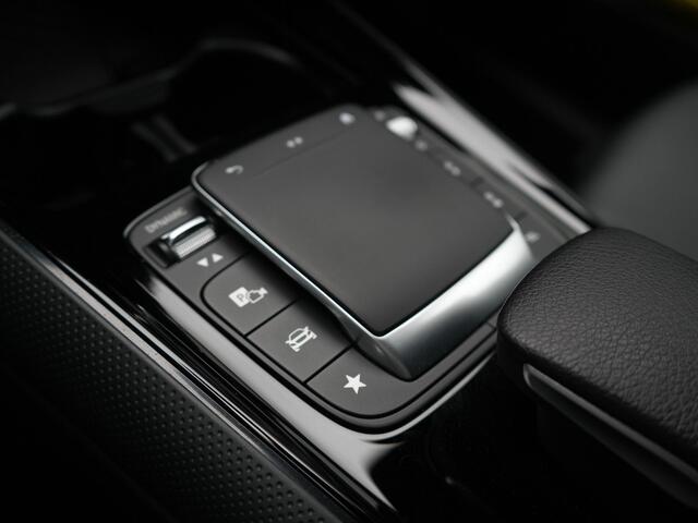Mercedes-Benz GLA-KLASSE 250 e Style Plug In Hybrid 218pk Dealer O.H PHEV | Trekhaak af Fabriek | Camera | Widescreen Navi | Apple Carplay | BLIS | Parkassist | Sportstoelen Verwarmd |