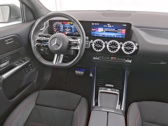 Mercedes-Benz GLA-KLASSE 250 e AMG Face Lift Plug-In Hybride AMG Line Advanced Plus | Panorama Schuif-Kanteldak | Dfeerverlichting | Dodehoek Assist | Stuur en Stoelverwarming. Inclusief 24 maanden Mercedes-Benz Certified garantie voor Europa.