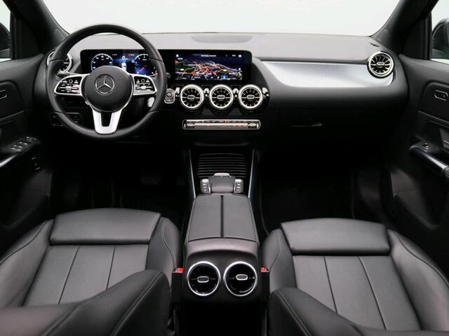 Mercedes-Benz GLA-KLASSE 200 Business Solution Luxury Panorama Schuif-Kanteldak | Sfeerverlichting | Ledkoplampen | Achteruitrijcamera. Inclusief 24 maanden MB Certified garantie voor Europa.