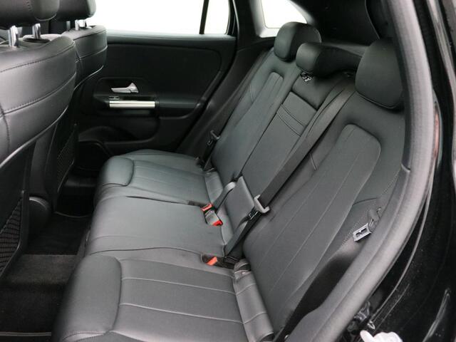 Mercedes-Benz GLA-KLASSE 200 Business Solution Luxury Panorama Schuif-Kanteldak | Sfeerverlichting | Ledkoplampen | Achteruitrijcamera. Inclusief 24 maanden MB Certified garantie voor Europa.