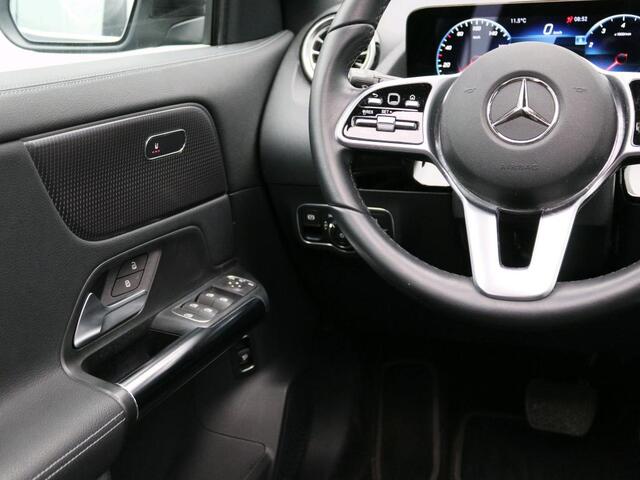 Mercedes-Benz GLA-KLASSE 200 Business Solution Luxury Panorama Schuif-Kanteldak | Sfeerverlichting | Ledkoplampen | Achteruitrijcamera. Inclusief 24 maanden MB Certified garantie voor Europa.