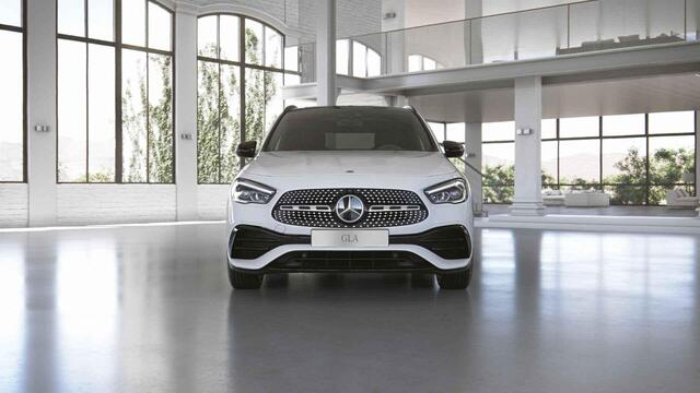 Mercedes-Benz GLA-KLASSE 200 AMG Line | Panoramadak | Night | Widescreen | Multispaaks velgen | Achteruitrijcamera |