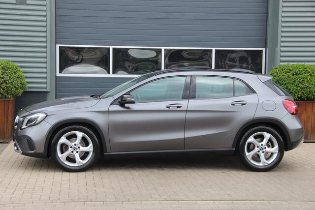 Mercedes-Benz GLA-KLASSE 200 Premium Pano-dak | Trekhaak | Xenon-LED | Navi | ECC | PDC | Cruise | Half-Leder | Sportstoelen | Stoelverw | LMV18'' | Goede banden | Zeer nette