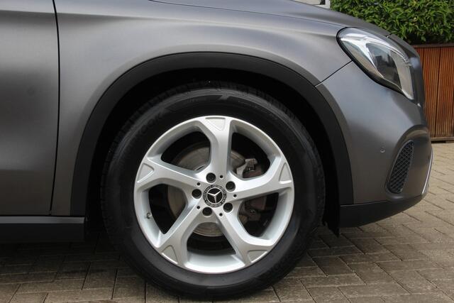 Mercedes-Benz GLA-KLASSE 200 Premium Pano-dak | Trekhaak | Xenon-LED | Navi | ECC | PDC | Cruise | Half-Leder | Sportstoelen | Stoelverw | LMV18'' | Goede banden | Zeer nette