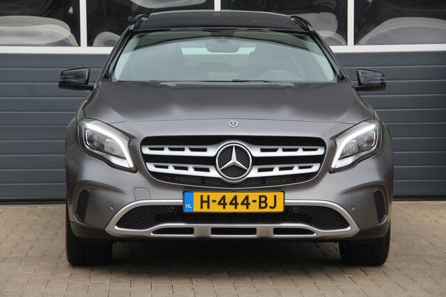 Mercedes-Benz GLA-KLASSE 200 Premium Pano-dak | Trekhaak | Xenon-LED | Navi | ECC | PDC | Cruise | Half-Leder | Sportstoelen | Stoelverw | LMV18'' | Goede banden | Zeer nette