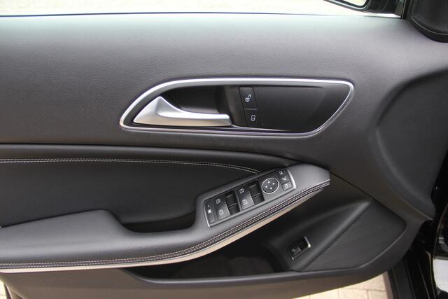 Mercedes-Benz GLA-KLASSE 200 Premium Pano-dak | Trekhaak | Xenon-LED | Navi | ECC | PDC | Cruise | Half-Leder | Sportstoelen | Stoelverw | LMV18'' | Goede banden | Zeer nette
