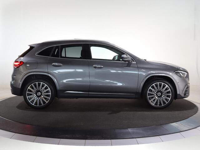 Mercedes-Benz GLA-KLASSE 250 e Business Solution AMG | Premium Plus | Trekhaak | Panoramadak | Winter pakket | 20-Inch | HUD | Dodehoek | Memory | 360 graden | Stoelverwarming