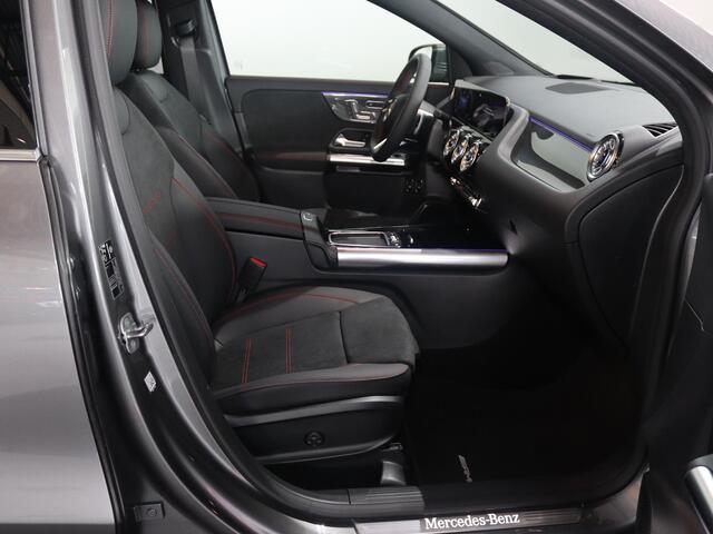 Mercedes-Benz GLA-KLASSE 250 e Business Solution AMG | Premium Plus | Trekhaak | Panoramadak | Winter pakket | 20-Inch | HUD | Dodehoek | Memory | 360 graden | Stoelverwarming