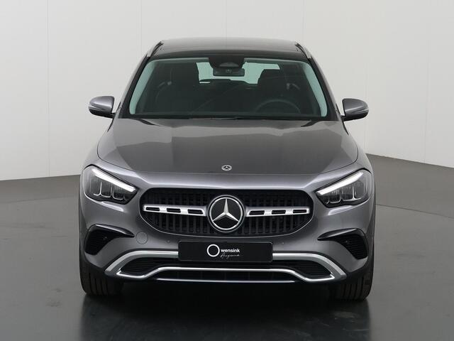 Mercedes-Benz GLA-KLASSE 250 e Business Luxury Line | Panoramadak | Verwarmd stuur | Distronic |