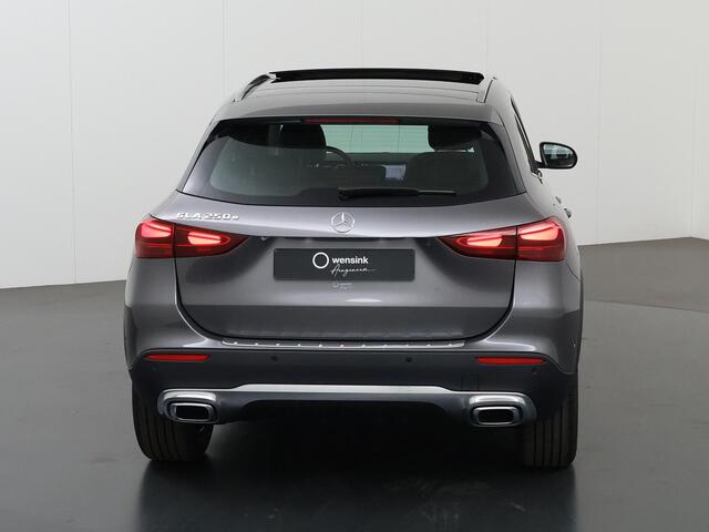 Mercedes-Benz GLA-KLASSE 250 e Business Luxury Line | Panoramadak | Verwarmd stuur | Distronic |