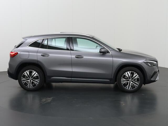 Mercedes-Benz GLA-KLASSE 250 e Business Luxury Line | Panoramadak | Verwarmd stuur | Distronic |