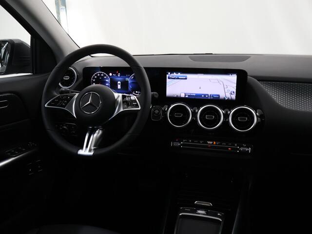 Mercedes-Benz GLA-KLASSE 250 e Business Luxury Line | Panoramadak | Verwarmd stuur | Distronic |