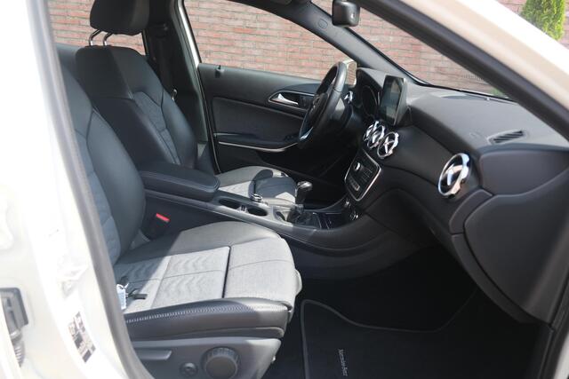 Mercedes-Benz GLA-KLASSE 180 122pk Business Solution | Navi | Climate | Cruise | Camera | 17" velgen