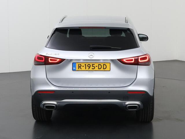 Mercedes-Benz GLA-KLASSE 180 Luxury Line | Keyless | 19" lichtmetalen velgen | Multibeam | Sfeerverlichting | Stoelverwarming |
