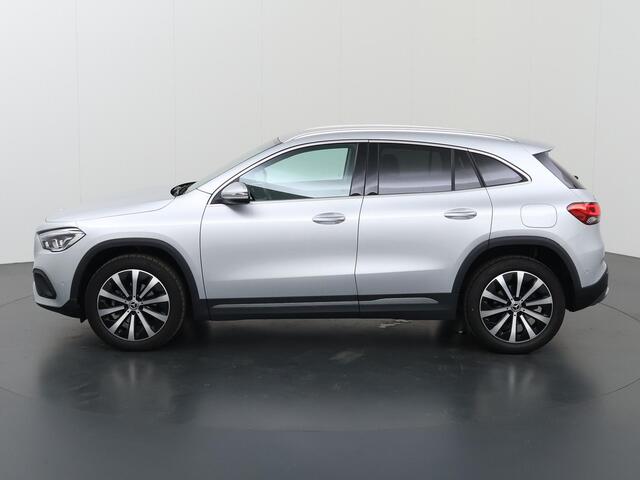 Mercedes-Benz GLA-KLASSE 180 Luxury Line | Keyless | 19" lichtmetalen velgen | Multibeam | Sfeerverlichting | Stoelverwarming |
