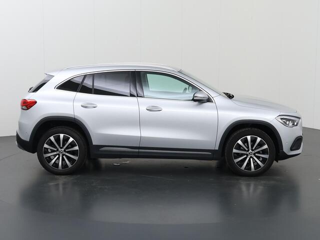 Mercedes-Benz GLA-KLASSE 180 Luxury Line | Keyless | 19" lichtmetalen velgen | Multibeam | Sfeerverlichting | Stoelverwarming |