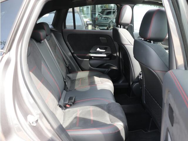 Mercedes-Benz GLA-KLASSE 180 AMG Line I Panoramadak I Trekhaak I Leder I Widescreen