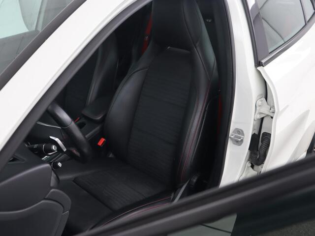 Mercedes-Benz GLA-KLASSE AMG 45 4MATIC | Panoramadak | Stoelverwarming | Xenon | Leder/Alcantara | Park Assist | Navigatie | 19'' lichtmetalen velgen | Cruise control | Bluetooth