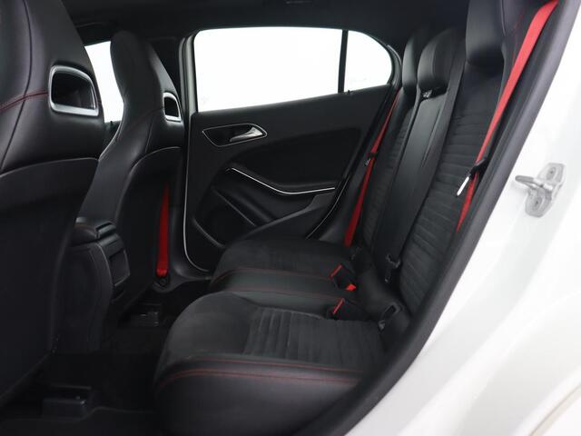 Mercedes-Benz GLA-KLASSE AMG 45 4MATIC | Panoramadak | Stoelverwarming | Xenon | Leder/Alcantara | Park Assist | Navigatie | 19'' lichtmetalen velgen | Cruise control | Bluetooth