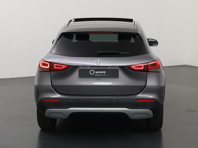 Mercedes-Benz GLA-KLASSE 250 e Luxury Line | Panoramadak | Getint glas | Apple Carplay |