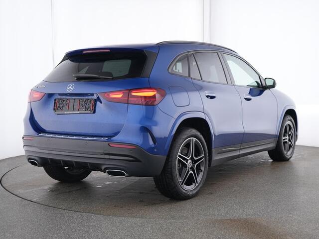 Mercedes-Benz GLA-KLASSE 250 e AMG Plug-In Hybride AMG Line Advanced Plus | Night Pakket | Panorama Schuif-Kanteldak | Memory Voorstoelen | Sfeerverlichting. Inclusief 24 maanden MB Certified garantie voor Europa.