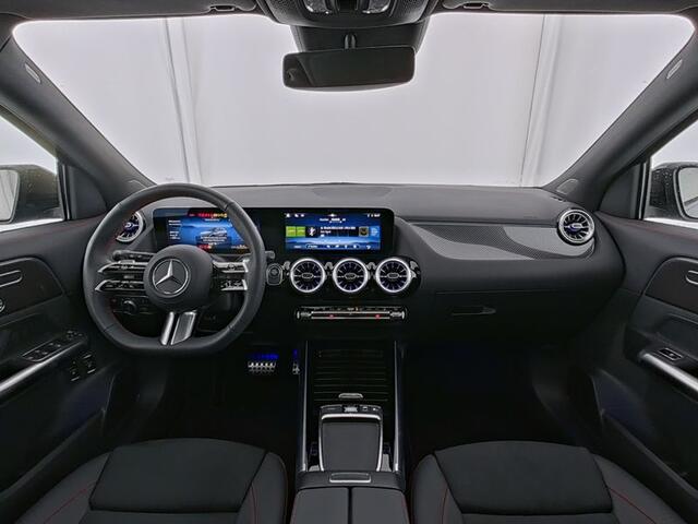 Mercedes-Benz GLA-KLASSE 250 e AMG Plug-In Hybride AMG Line Advanced Plus | Night Pakket | Panorama Schuif-Kanteldak | Memory Voorstoelen | Sfeerverlichting. Inclusief 24 maanden MB Certified garantie voor Europa.
