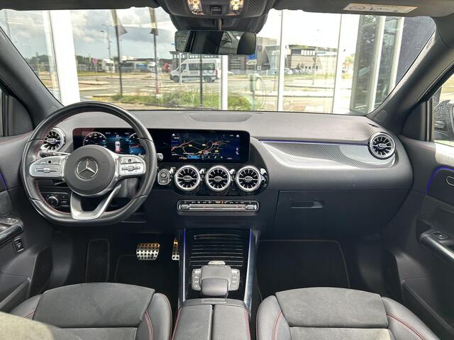 Mercedes-Benz GLA-KLASSE 180 AMG | Panoramadak | Sfeerverlichting