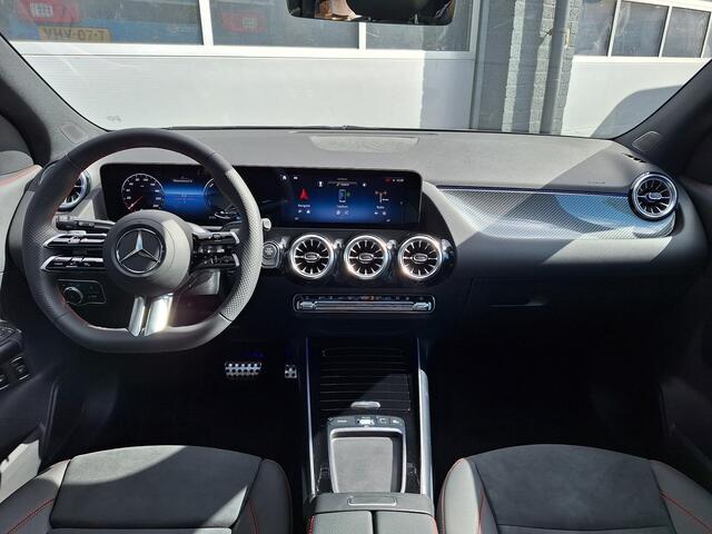 Mercedes-Benz GLA-KLASSE 250 e Business Solution AMG | Panoramadak | Trekhaak | Night pakket | Achteruitrijcamera | Multibeam LED | Sfeerverlichting | Smartphone integratie | Keyless-GO | Elektrische achterklep