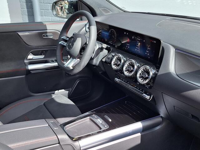Mercedes-Benz GLA-KLASSE 250 e Business Solution AMG | Panoramadak | Trekhaak | Night pakket | Achteruitrijcamera | Multibeam LED | Sfeerverlichting | Smartphone integratie | Keyless-GO | Elektrische achterklep