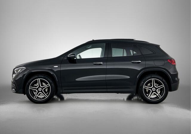Mercedes-Benz GLA-KLASSE 250 e Business Solution AMG | Panoramaschuifdak | Nightpakket | GUARD 360 ° Vehicle protection Plus | Smartphone Integratie | MULTIBEAM LED | Parkeerpakket met achteruitrijcamera |
