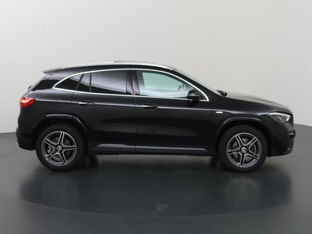 Mercedes-Benz GLA-KLASSE 250e Business Solution AMG | Panoramaschuifdak | Premium Plus | 360°-camera | Augmented Reality Navigation | Stoelverwarming | Head-up display | Dodehoekassistent |