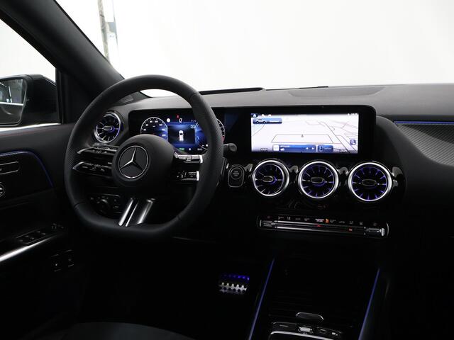 Mercedes-Benz GLA-KLASSE 250e Business Solution AMG | Panoramaschuifdak | Premium Plus | 360°-camera | Augmented Reality Navigation | Stoelverwarming | Head-up display | Dodehoekassistent |