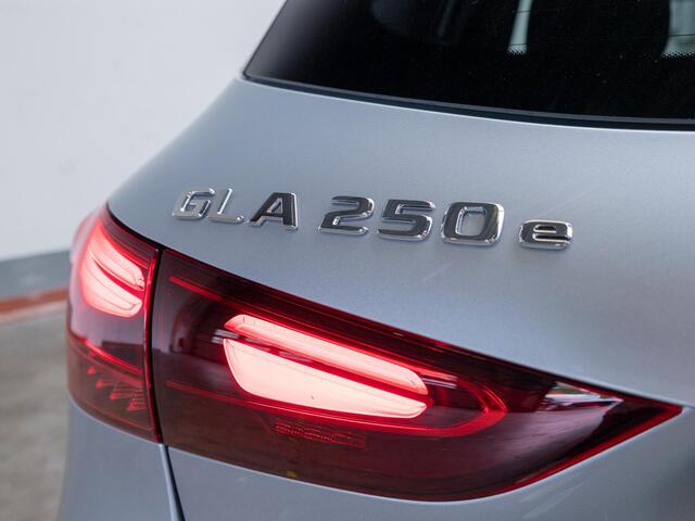 Mercedes-Benz GLA-KLASSE 250 e Business Solution AMG Premium PLUS | Panorama dak