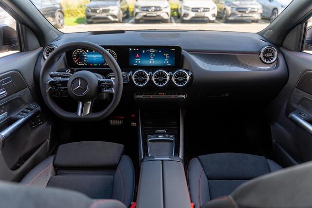 Mercedes-Benz GLA-KLASSE 250e Business Solution AMG | Panoramaschuifdak | Premium Plus | 360°-camera | Augmented Reality Navigation | Stoelverwarming | Head-up display | Dodehoekassistent |