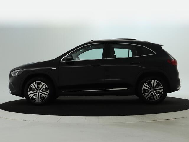 Mercedes-Benz GLA-KLASSE 250 e Plug-In Hybride | Panoramadak | Distronic | Sound system | Parkeerpakket met achteruitrijcamera | Stuur en Stoelverwarming. Inclusief 24 maanden MB Certified garantie voor Europa.