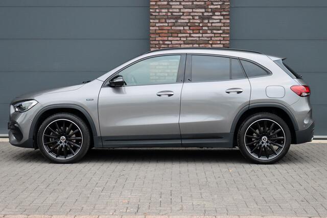 Mercedes-Benz GLA-KLASSE 250 e AMG Line | Distronic+ | Panoramadak | Memory | Burmester | Surround Camera | Trekhaak | Keyless Go | Nightpakket |