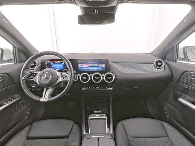 Mercedes-Benz GLA-KLASSE 250 e Face Lift Plug-In Hybride Distronic | Stoelverwarming voor | Ledkoplampen | Easy Pack Achterklep | MultiBeam Koplampen | 11 kW Laden . Inclusief 24 maanden MB Certified garantie voor Europa.