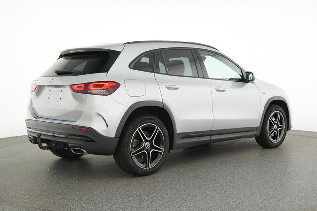 Mercedes-Benz GLA-KLASSE 250 e AMG Plug-In Hybride | AMG Line | NIght Pakket | Distronic | Trekhaak | Keyless-Go | Ledkoplampen | Easy Pack Achterklep, Inclusief 24 maanden MB Certified garantie voor Europa.