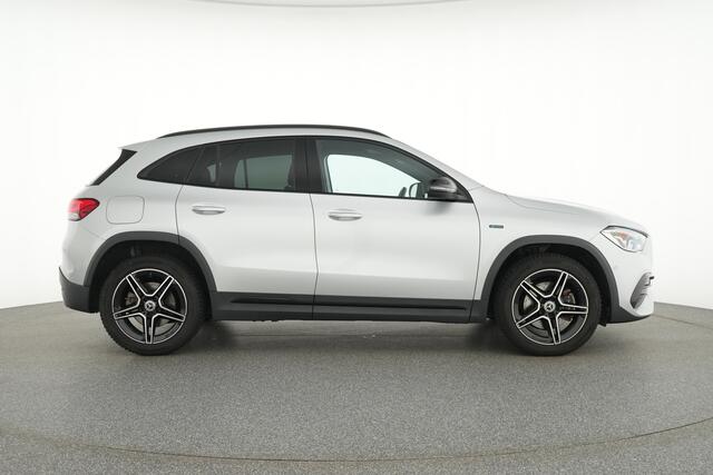 Mercedes-Benz GLA-KLASSE 250 e AMG Plug-In Hybride | AMG Line | NIght Pakket | Distronic | Trekhaak | Keyless-Go | Ledkoplampen | Easy Pack Achterklep, Inclusief 24 maanden MB Certified garantie voor Europa.