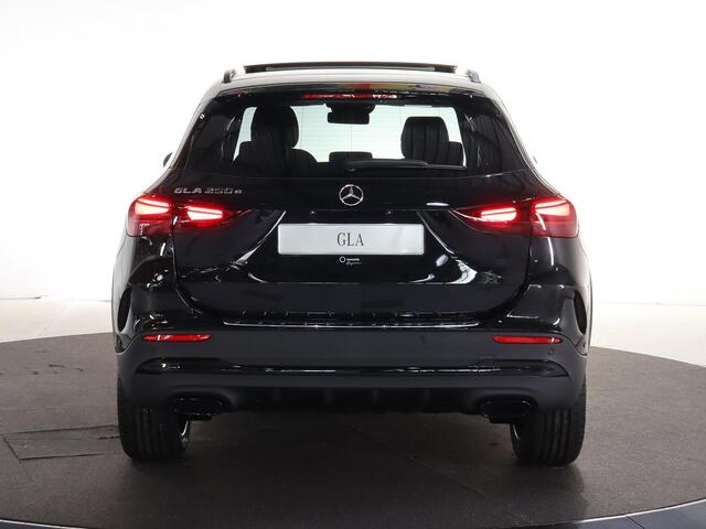 Mercedes-Benz GLA-KLASSE 250e Business Solution AMG | AMG Line plus | Panoramaschuifdak | 20" AMG-velgen | Head-Up | Parkeerpakket | Nightpakket |