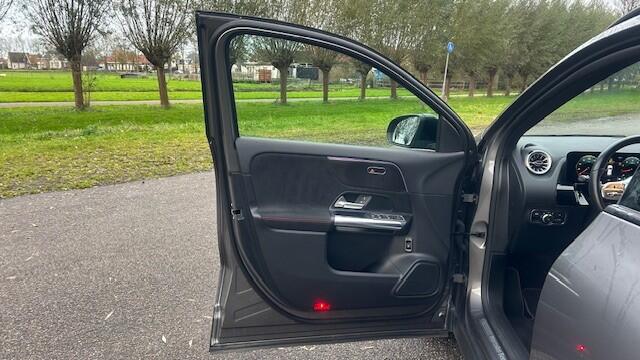 Mercedes-Benz GLA-KLASSE 200 AMG LINE NAVIGATIE WIDESCREEN, APPLE CARPLAY, DAB RADIO, STANDKACHEL, SFEERVERLICHTING, KEYLESS GO, ADAPTIVE CRUISE CONTROL, DODEHOEK ASSIST, SPOOR ASSIST, PARKEERHULP V/A, ACHTERUITRIJCAMERA, ELEC. ACHTERKLEP, ELEC. WEGKLAPBARE TREKHAAK, LED LICHT, 1