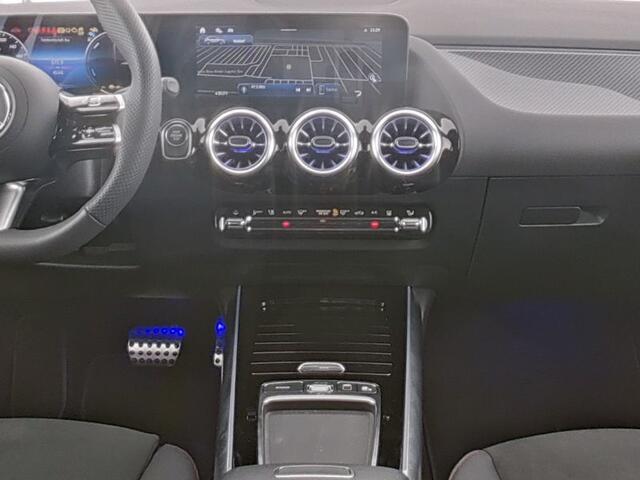 Mercedes-Benz GLA-KLASSE 250 e AMG Plug-In Hybride AMG Line | Panorama Schuif-Kanteldak | Sfeerverlichting | Dosehoek Assist | Stuur en Stoelverwarming. Inclusief 24 maanden MB Certified garantie voor Europa.