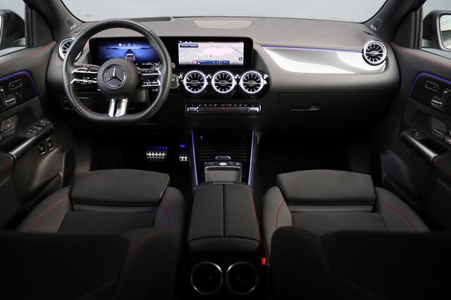 Mercedes-Benz GLA-KLASSE 250 e Premium+ AMG Line | Facelift | Distronic | Panoramadak | Burmester | Trekhaak | HUD | Memory | Verwarmd Stuurwiel | Surround Camera |