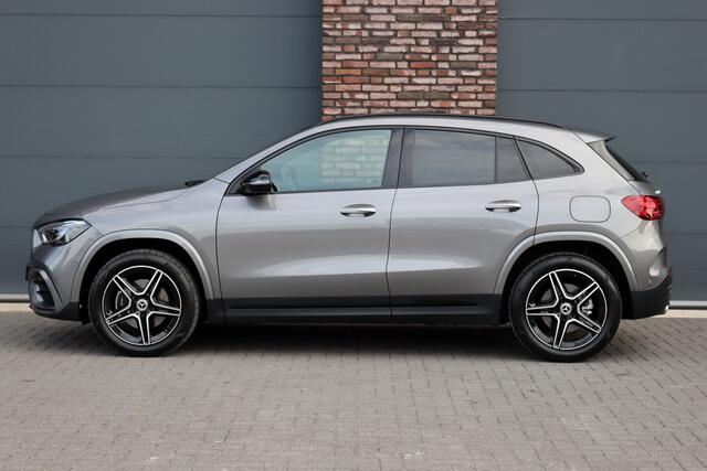 Mercedes-Benz GLA-KLASSE 250 e Premium+ AMG Line | Facelift | Distronic | Panoramadak | Burmester | Trekhaak | HUD | Memory | Verwarmd Stuurwiel | Surround Camera |