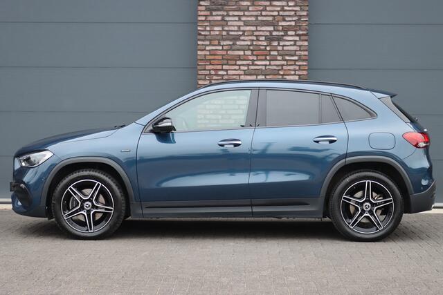 Mercedes-Benz GLA-KLASSE 250 e AMG Line | Panoramadak | Memory | Advanced Sound System | Surround Camera | Keyless Go | Sfeerverlichting | Nightpakket |
