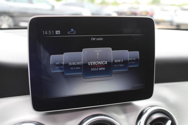 Mercedes-Benz GLA-KLASSE 180 Business Solution AMG Night Upgrade / Camera / Apple CarPlay / 19'' / Half leder / Navigatie / Getint glas / Stoelverwarming / Cruise Control