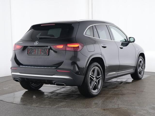 Mercedes-Benz GLA-KLASSE 250 e AMG Plug-In Hybride Trekhaak | AMG Line | Panorama Schuif-Kanteldak | Parkeerpakket met 360°-camera | Distronic | Stuur en Stoelverwarming. Inclusief 24 maanden MB Certified garantie voor Europa.