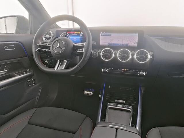 Mercedes-Benz GLA-KLASSE 250 e AMG Plug-In Hybride Trekhaak | AMG Line | Panorama Schuif-Kanteldak | Parkeerpakket met 360°-camera | Distronic | Stuur en Stoelverwarming. Inclusief 24 maanden MB Certified garantie voor Europa.