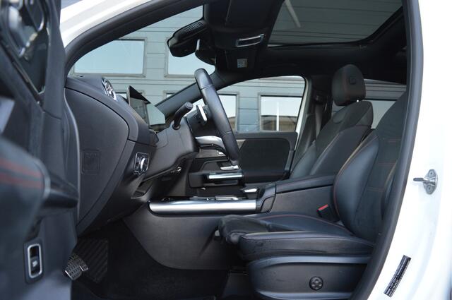 Mercedes-Benz GLA-KLASSE 180 Business Solution AMG | PANO | CAM | SFEERVERLICHTING | KEYLESS |